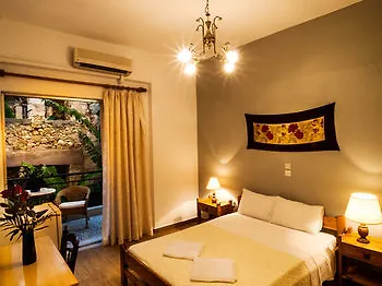 Hotel Kasteli 2*